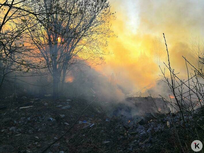 В Тихорецком тупике из-за пала травы загорелись покрышки вблизи построек (фото) - Новости Калининграда | Фото очевидца
