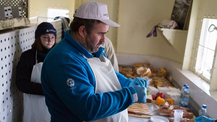 Кулинарная битва между обычными и незрячими поварами состоялась на Дне селёдки в Калининграде - Новости Калининграда