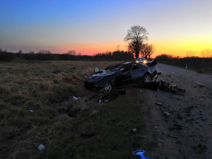 Очевидцы: на Балтийской трассе Mercedes с двумя детьми в салоне врезался в отбойник и перевернулся - Новости Калининграда | Фото: очевидец