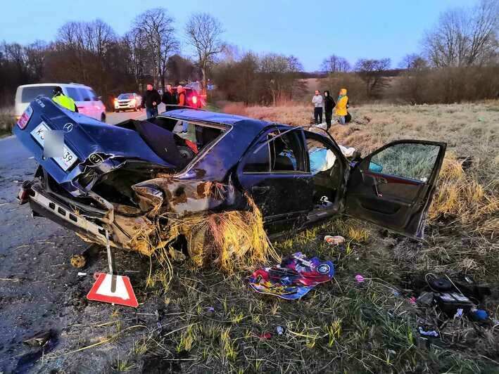 Очевидцы: на Балтийской трассе Mercedes с двумя детьми в салоне врезался в отбойник и перевернулся - Новости Калининграда | Фото: очевидец