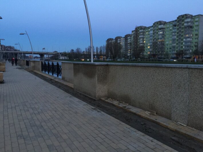 В Калининграде ремонтируют набережную Трибуца (фото) - Новости Калининграда | Фото: читатель "Клопс"