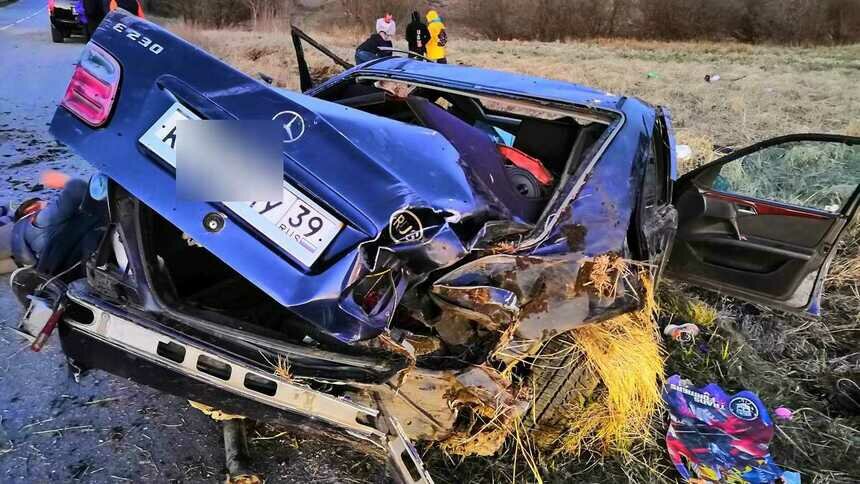 Опубликовано видео с ДТП на Балтийской трассе, где перевернулся Mercedes с двумя детьми в салоне - Новости Калининграда | Фото: очевидец