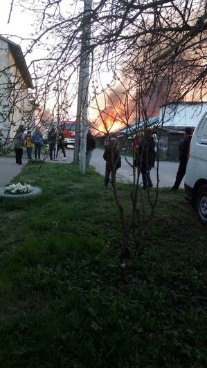 На ул. Суворова в Калининграде сгорели сараи на площади 200 квадратных метров (фото) - Новости Калининграда | Фото: читатель &quot;Клопс&quot;