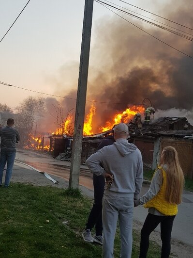 На ул. Суворова в Калининграде сгорели сараи на площади 200 квадратных метров (фото) - Новости Калининграда | Фото: читатель &quot;Клопс&quot;