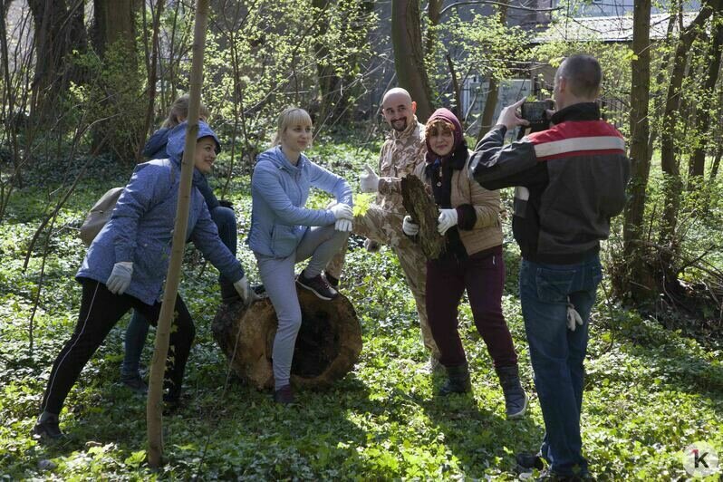 В Калининграде на субботнике привели в порядок историческое кладбище на Гагарина (фоторепортаж) - Новости Калининграда | Фото: Виктор Буздин