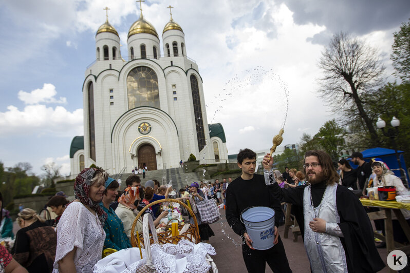 Пасха в Калининграде: верующие освятили куличи и крашеные яйца (фоторепортаж) - Новости Калининграда | Фото: Александр Подгорчук