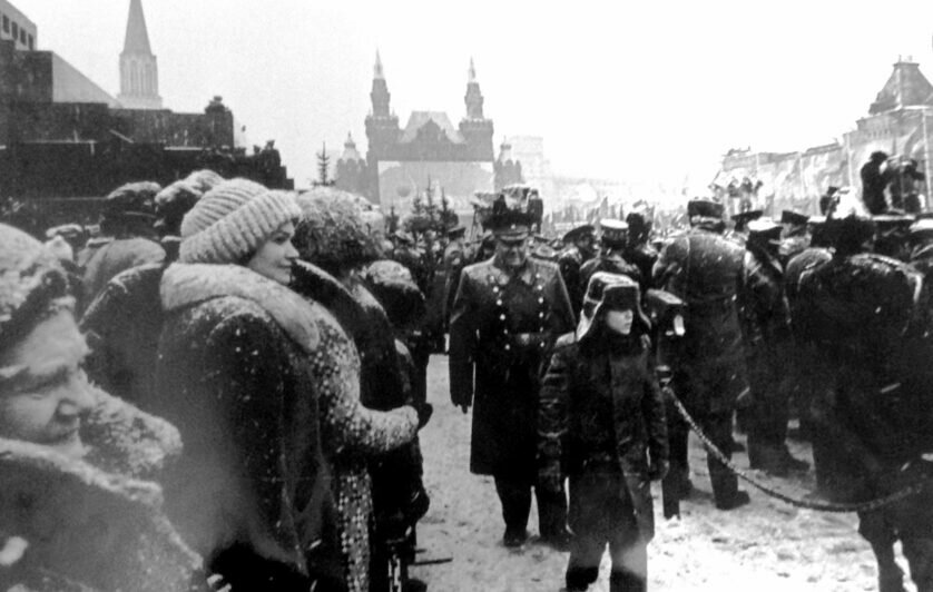 Маршал войск связи А.И. Белов на военном параде в честь Октябрьской революции со старшим внуком Андреем. 1980 г. | Фото: сайт Минобороны РФ