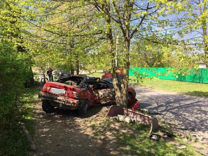 В Зеленоградском районе Opel врезался в дерево, пострадал 19-летний водитель (фото) - Новости Калининграда | Фото очевидца