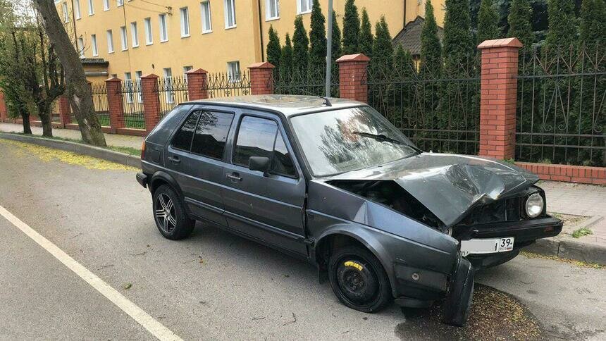 В Пионерском Volkswagen протаранил забор детского санатория (фото) - Новости Калининграда | Фото очевидца