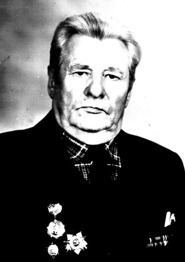 Селезнев Никандр Егорович (1924-1990 г.г.), ушел добровольцем на фронт в 17 лет. Воевал в составе артиллерийского подразделения на Курской дуге, штурмовал Кенигсберг, освобождал Польшу. Награжден орденом Красной Звезды и другими наградами