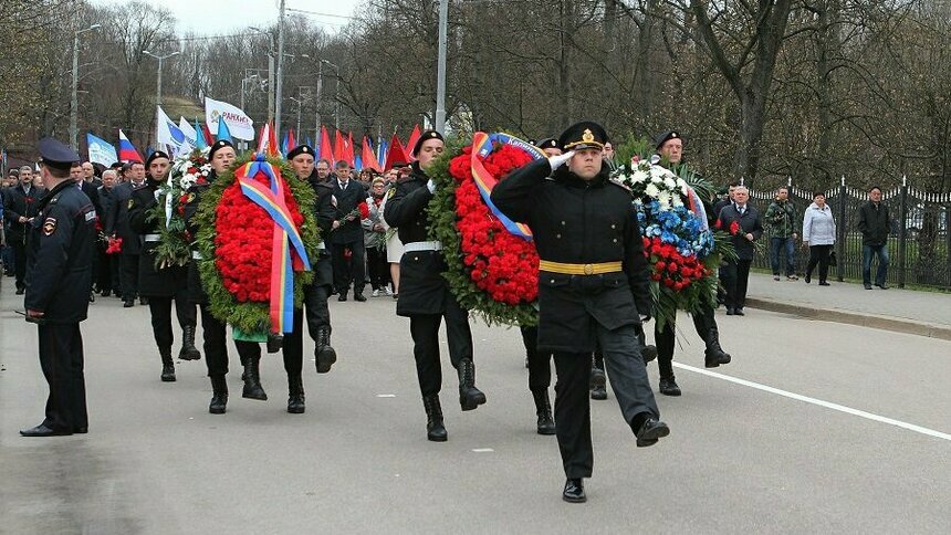 Моряки Балтфлота и их семьи привели в порядок сотню мемориалов региона и Ленинградской области - Новости Калининграда | Фото предоставлено пресс-службой Балтфлота