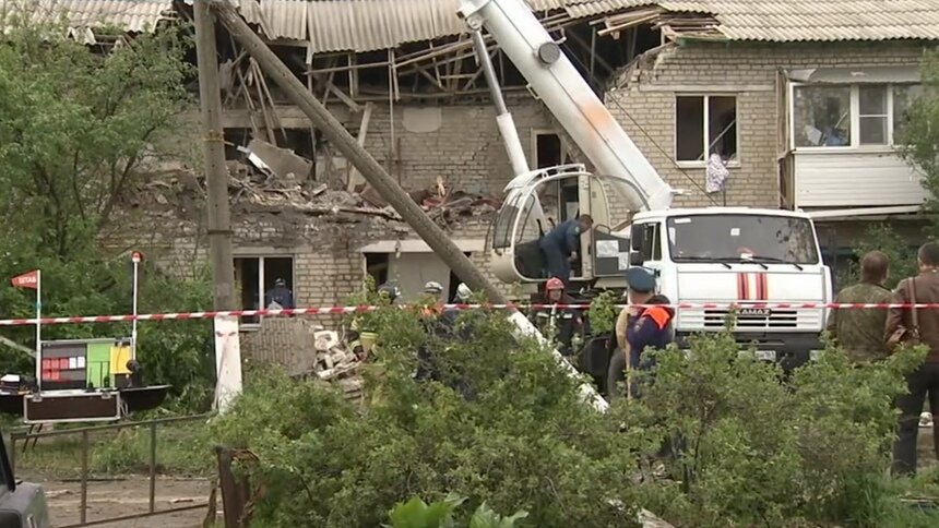 В Ростовской области при взрыве газа в жилом доме погибли мужчина и девятилетняя девочка - Новости Калининграда | Изображение: кадр из эфира &quot;Первого канала&quot;