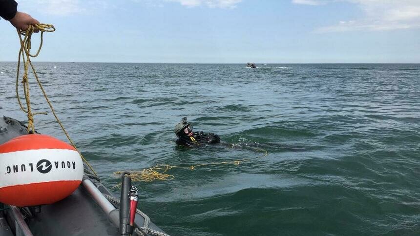 В Балтийском море задержали нелегальных добытчиков янтаря с 39 килограммами камня (фото, видео) - Новости Калининграда | Фото: пресс-служба пограничного управления ФСБ России по Калининградской области