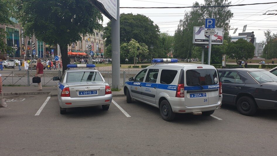 Авторазбор "Клопс": в центре Калининграда полицейские припарковались на местах для инвалидов - Новости Калининграда | Фото: читатель &quot;Клопс&quot;