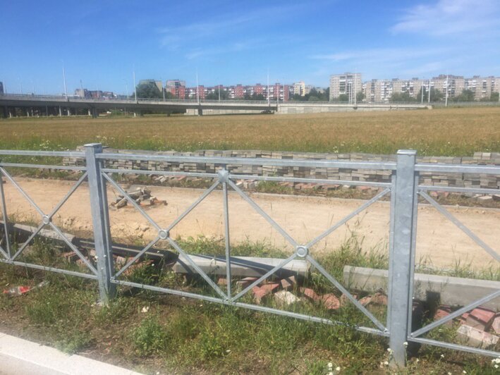 Возле стадиона “Калининград” переложат “уплывшую” тротуарную плитку - Новости Калининграда | Фото: Юлия Виноград