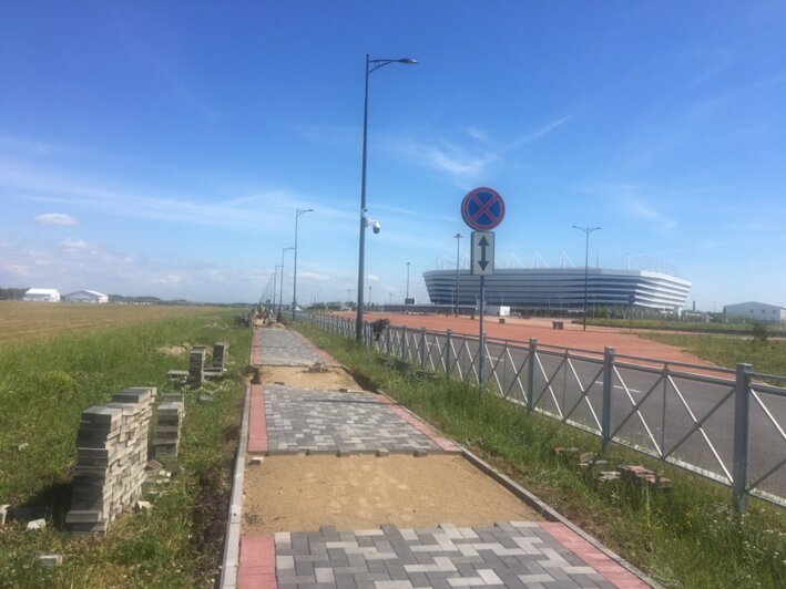 Возле стадиона “Калининград” переложат “уплывшую” тротуарную плитку - Новости Калининграда | Фото: Юлия Виноград
