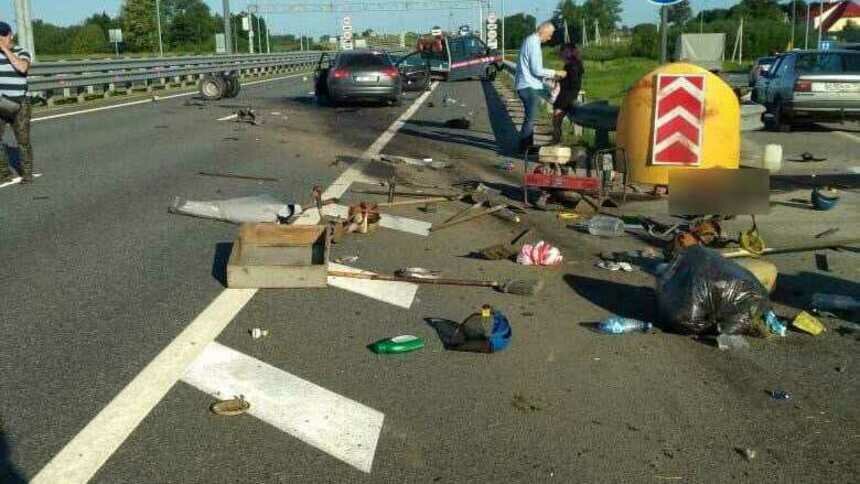 Под Калининградом Audi с латвийскими номерами врезался в газонокосильщиков, один погиб - Новости Калининграда | Фото предоставлено очевидцем