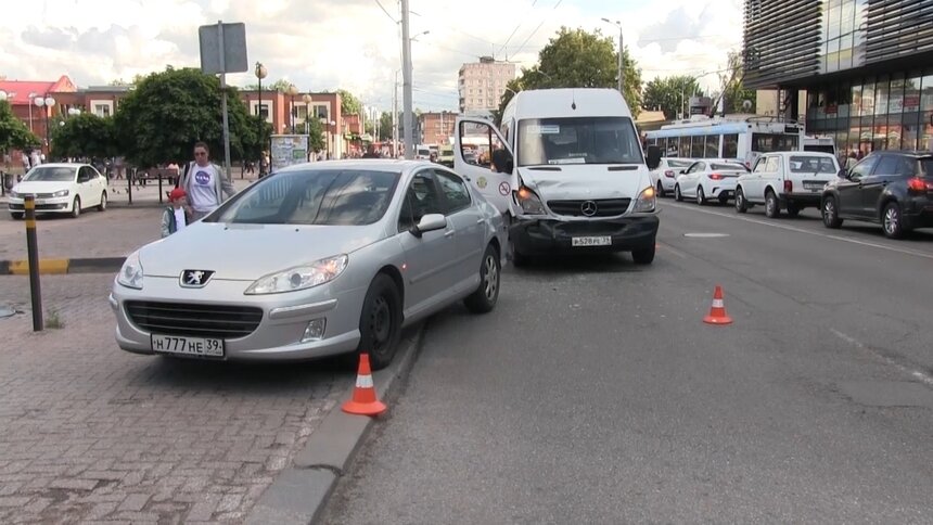 В ДТП с маршруткой у ТЦ “Эпицентр” пострадали семь человек - Новости Калининграда | Фото: пресс-служба УМВД России по Калининградской области