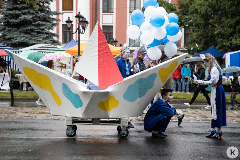 Парад, стритфуд и забег невест: как отмечали День города на пешеходной зоне в Калининграде (фоторепортаж) - Новости Калининграда | Фото: Александр Подгорчук