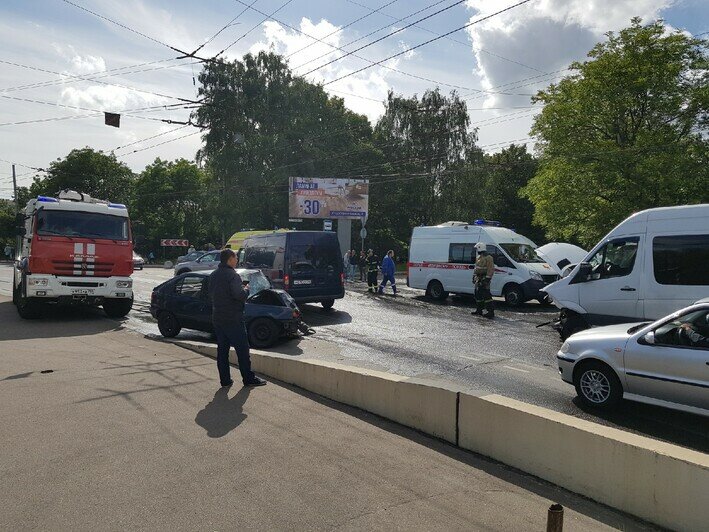 Очевидцы: на реверсивном мосту на Киевской лоб в лоб столкнулись Opel и маршрутка, есть пострадавшие (фото) - Новости Калининграда | Фото: очевидец