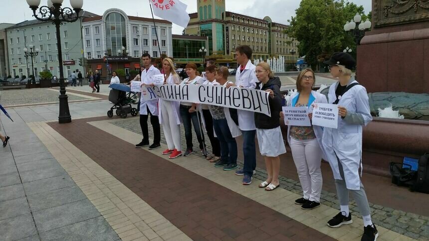 На площади Победы проходит несанкционированная акция в поддержу Элины Сушкевич - Новости Калининграда | Фото: группа &quot;Альянс врачей&quot; &quot;ВКонтакте&quot;