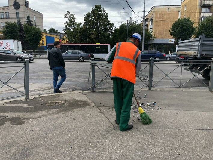 На Ленинском проспекте Mercedes врезался в дорожное ограждение после столкновения с Chrysler (фото, обновлено) - Новости Калининграда | Фото: очевидец