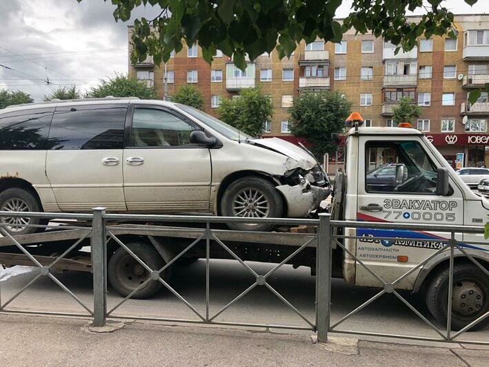 На Ленинском проспекте Mercedes врезался в дорожное ограждение после столкновения с Chrysler (фото, обновлено) - Новости Калининграда | Фото: очевидец