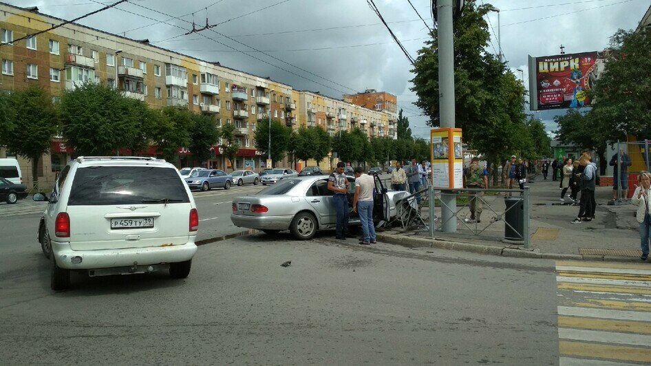 На Ленинском проспекте Mercedes врезался в дорожное ограждение после столкновения с Chrysler (фото, обновлено) - Новости Калининграда | Фото: очевидец