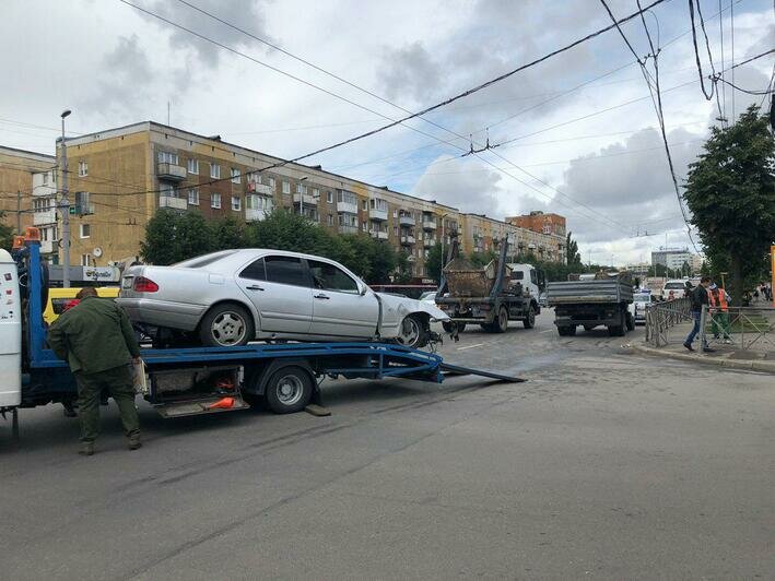 На Ленинском проспекте Mercedes врезался в дорожное ограждение после столкновения с Chrysler (фото, обновлено) - Новости Калининграда | Фото: очевидец