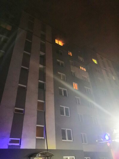 В Калининграде жильцов многоэтажки эвакуировали после того, как их сосед поджёг квартиру - Новости Калининграда | Фото: очевидец