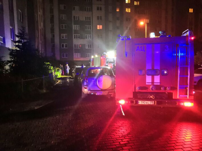 В Калининграде жильцов многоэтажки эвакуировали после того, как их сосед поджёг квартиру - Новости Калининграда | Фото: очевидец