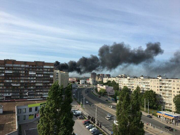 На Нижнем озере горит заброшенное здание у бывшего ликёроводочного завода (фото, видео) - Новости Калининграда | Фото: очевидец