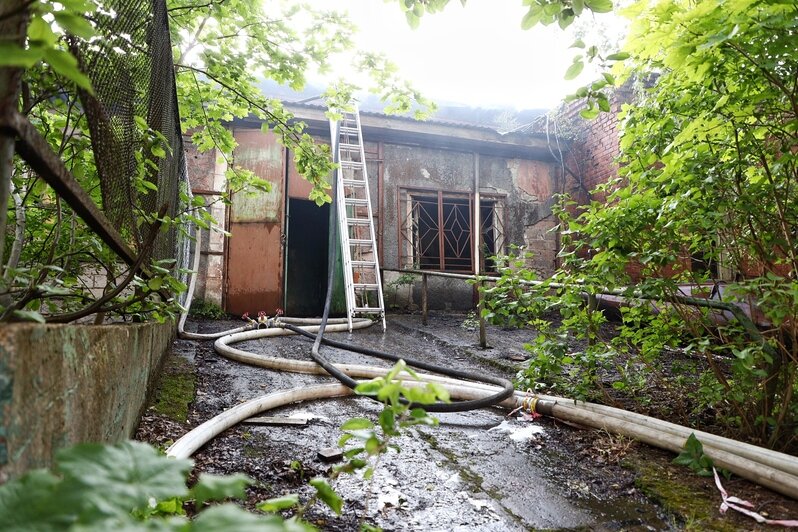 На Нижнем озере горит заброшенное здание у бывшего ликёроводочного завода (фото, видео) - Новости Калининграда | Фото: Александр Подгорчук / Клопс