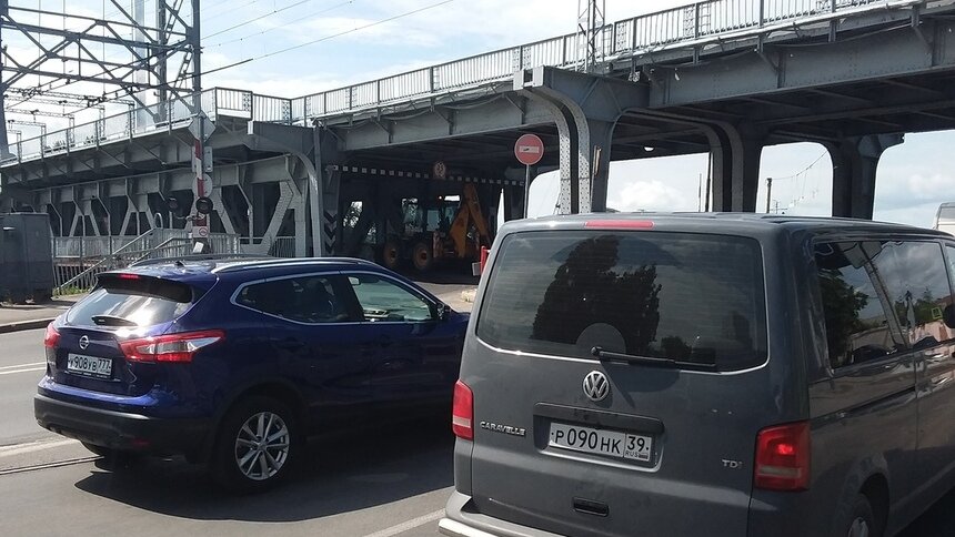 В Калининграде под двухъярусным мостом застрял экскаватор, собирается пробка (фото, видео) - Новости Калининграда | Фото: очевидец