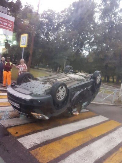 В тройном ДТП на ул. Тельмана перевернулся кроссовер Chevrolet (фото, обновлено) - Новости Калининграда | Фото: Telegram-канал &quot;МДПС Калининград&quot;