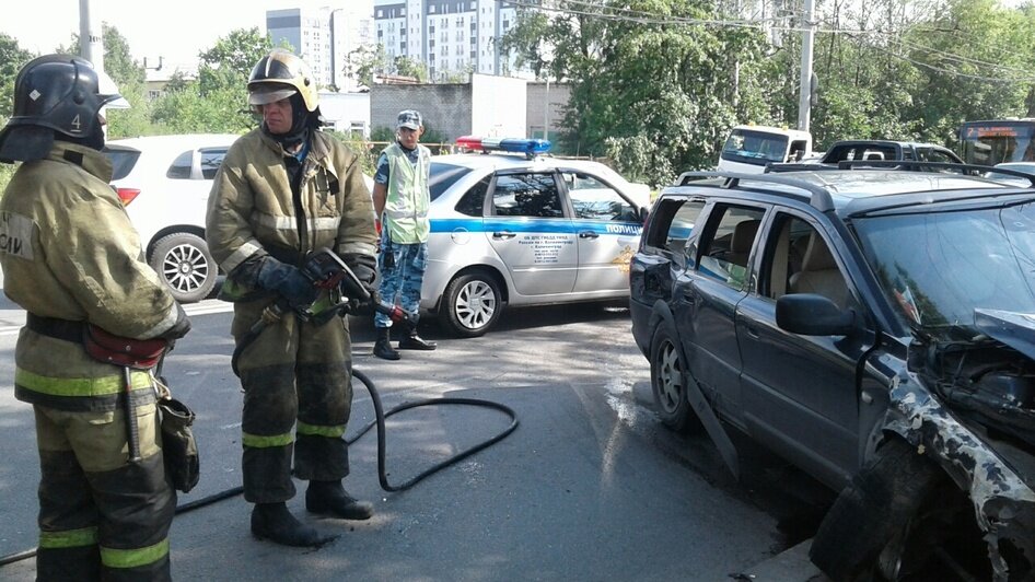 На ул. Киевской водитель Mercedes пострадал при лобовом столкновении с Volvo, собирается пробка (фото) - Новости Калининграда | Фото: очевидцев и пресс-службы УМВД России по Калининградской области