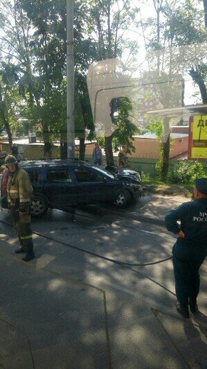 На ул. Киевской водитель Mercedes пострадал при лобовом столкновении с Volvo, собирается пробка (фото) - Новости Калининграда | Фото: очевидцев и пресс-службы УМВД России по Калининградской области