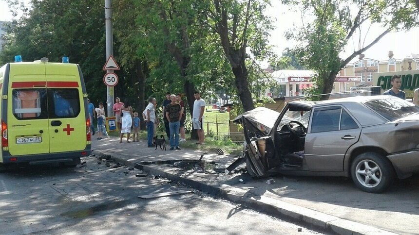 УМВД: водитель Mercedes, пострадавший в ДТП на Киевской, попал в реанимацию - Новости Калининграда | пресс-служба УМВД России по Калининградской области