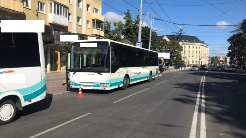 На ул. Театральной при резком торможении автобуса пострадала 18-летняя девушка - Новости Калининграда | Фото: Пресс-служба УМВД Калининградской области