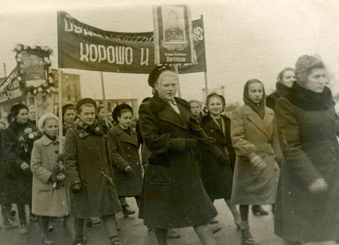 1951 год, калининградские старшеклассники на праздничной демонстрации. | Фото: из книги В.И. Воронова &quot;Калининград 1946–1966. Фотографии из семейного альбома&quot;. Из архива Лидии Чашиной