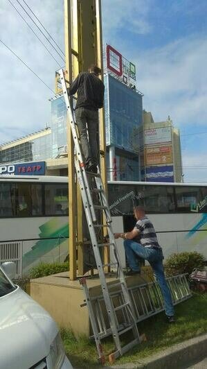 Возле гостиницы "Калининград" начали демонтаж рекламной стелы (фото) - Новости Калининграда | Фото: администрация Калининграда / Facebook