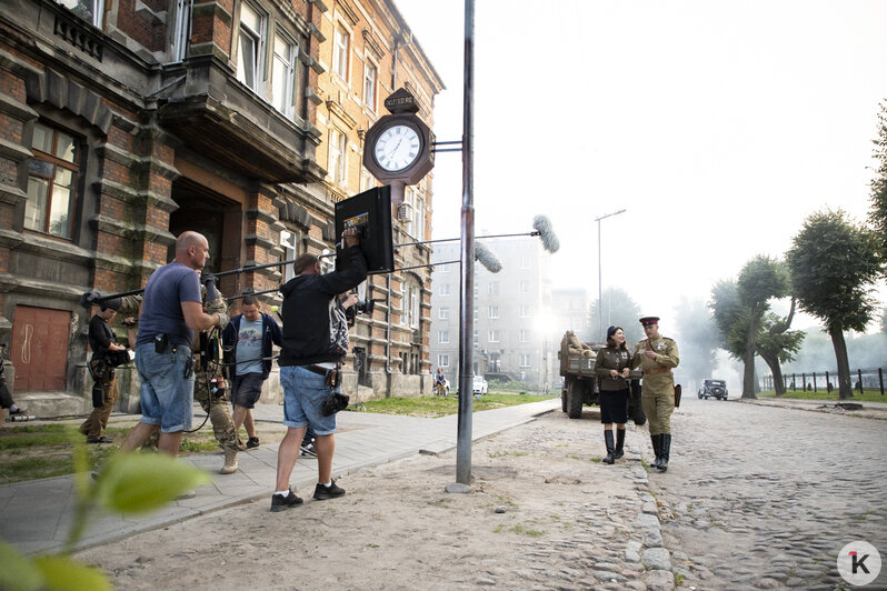 Климова обнимала Воловенко на улице: как в  Черняховске снимали сериал "По законам военного времени" (фоторепортаж) - Новости Калининграда | Фото: Александр Подгорчук / Клопс