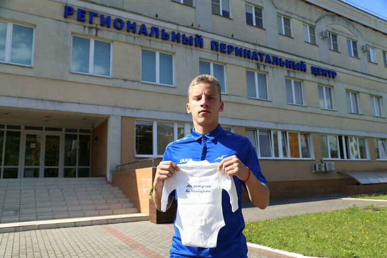 Футболисты "Балтики" поднялись к окнам перинатального центра с подарками для новорожденных (фото, видео) - Новости Калининграда | Фото: пресс-служба ФК &quot;Балтика&quot; 