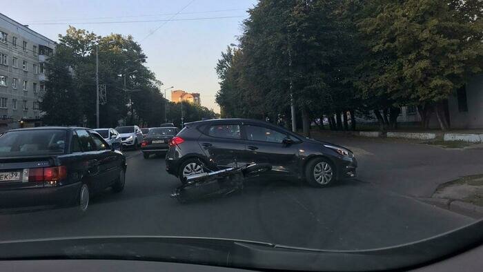 Ул. Невского встала в пробке из-за ДТП с легковушкой и мотоциклом   - Новости Калининграда | Фото: очевидец