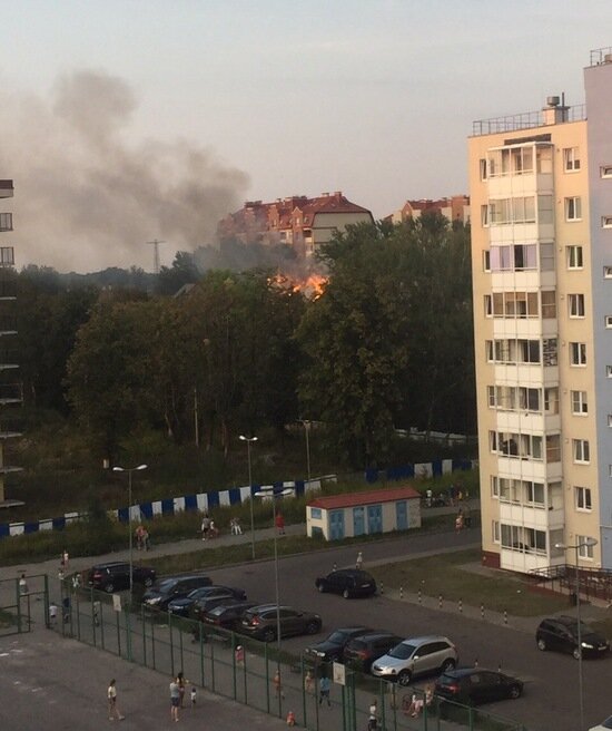 На Осенней в Калининграде горела заброшенная казарма (видео) - Новости Калининграда | Фото: очевидец