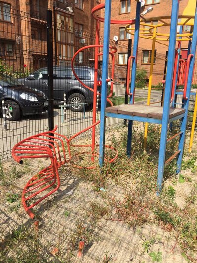 В Пионерском сносят площадку у жилого дома, на которую не пускали детей (видео) - Новости Калининграда | Фото: Антон Гендриксон