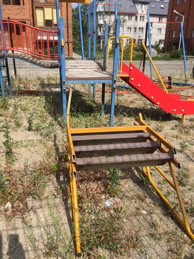В Пионерском сносят площадку у жилого дома, на которую не пускали детей (видео) - Новости Калининграда | Фото: Антон Гендриксон
