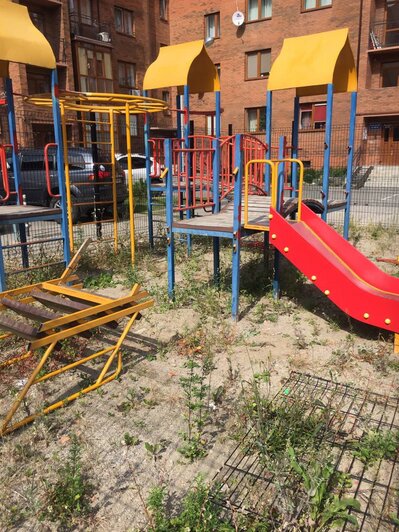В Пионерском сносят площадку у жилого дома, на которую не пускали детей (видео) - Новости Калининграда | Фото: Антон Гендриксон