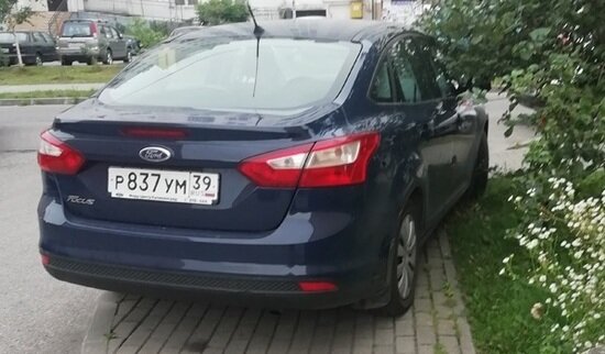 Вице-&quot;судак&quot; недели Ford на тротуаре в Иртышском переулке | Фото: читатель &quot;Клопс&quot;