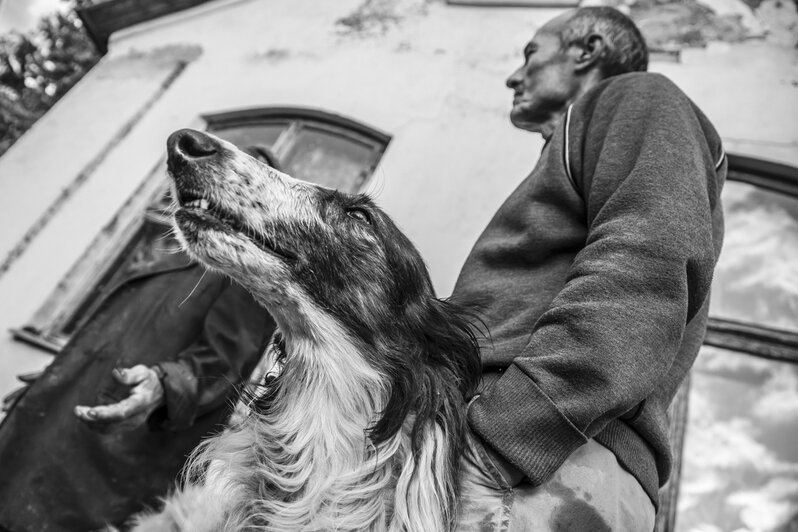 На фото: работник одного из хозяйств Василий | Фото: Александр Подгорчук / &quot;Клопс&quot;